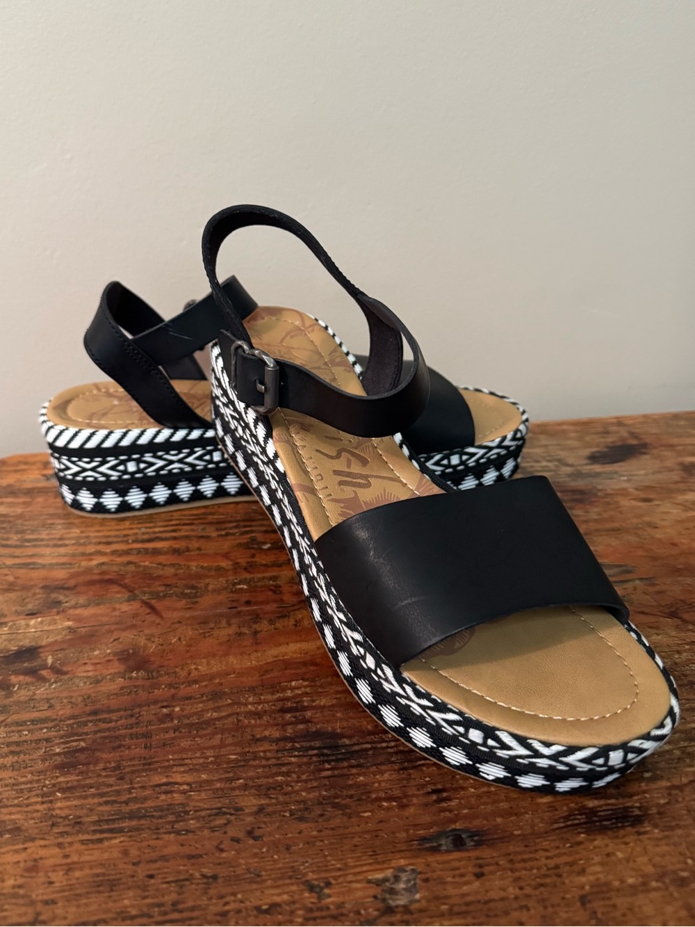 Blowfish Malibu Annika Wedge Sandals in Aztec Black & White Pattern. Size 9